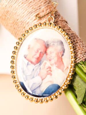 Relicário Oval bolinha para buque